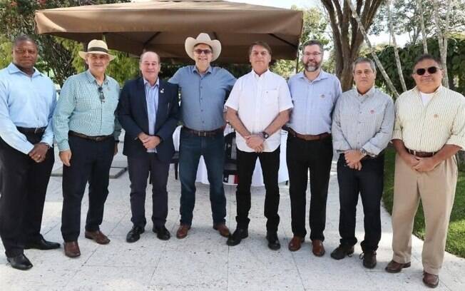 Jair Bolsonaro (sem partido) participa de almoço com o embaixador Todd Chapman, (de chapéu, ao centro)