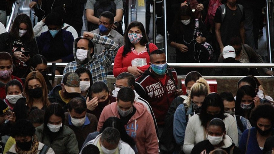 Pessoas utilizando máscaras para proteção contra a covid-19