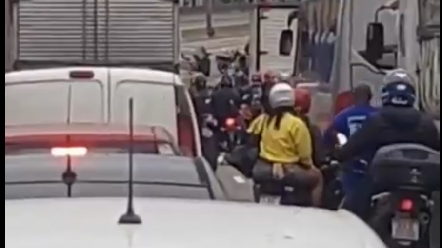 Confronto entre policiais e bandidos do Complexo de Israel fechou a Avenida Brasil Confronto entre policiais e bandidos do Complexo de Israel fechou a Avenida Brasil