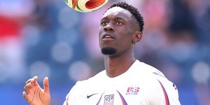 Torcedores atacam Balogun nas redes  após Fifa anular cartão