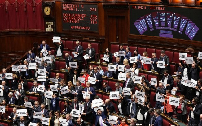A oposição afirma que o bônus de maioria pode distorcer a representação popular e promete questionar a constitucionalidade da reforma A oposição afirma que o bônus de maioria pode distorcer a representação popular e promete questionar a constitucionalidade da reforma