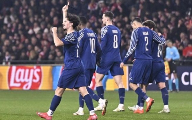 Vitinha acena para a torcida do PSG após marcar, de pênalti, o primeiro gol do PSG sobre o Brest Vitinha acena para a torcida do PSG após marcar, de pênalti, o primeiro gol do PSG sobre o Brest