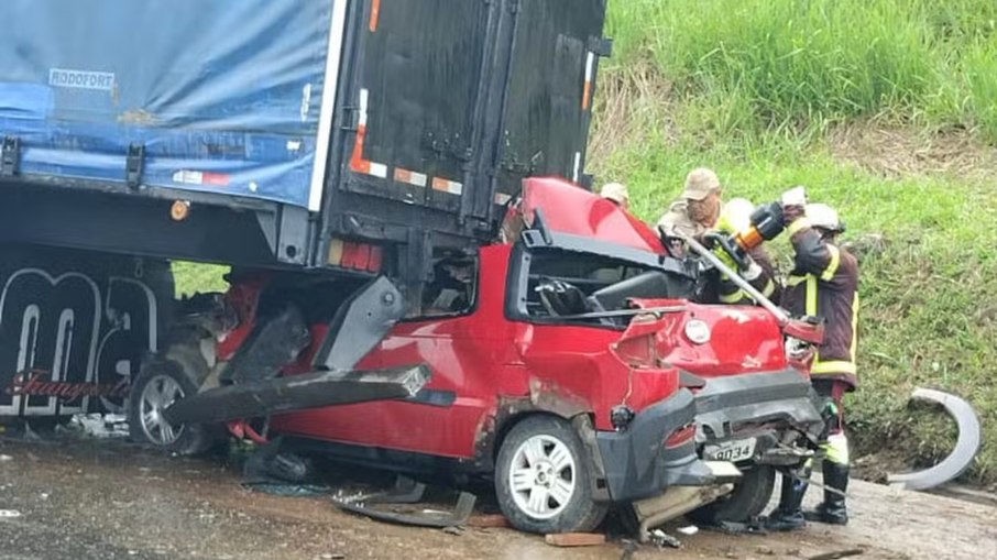 Bombeiros foram acionados para ajudar no socorro à vítima Bombeiros foram acionados para ajudar no socorro à vítima