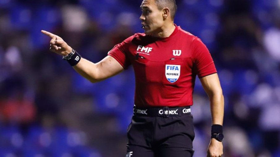 Marco Antonio Ortiz Nava foi suspenso pela Concacaf por pedir um autógrafo para Messi após um jogo Marco Antonio Ortiz Nava foi suspenso pela Concacaf por pedir um autógrafo para Messi após um jogo