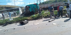 Acidente com dois ônibus deixa mortos e feridos na BR-040 em MG