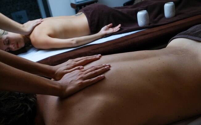 Além de ajudar na cura de traumas, a massagem tântrica também pode ser específica para casais