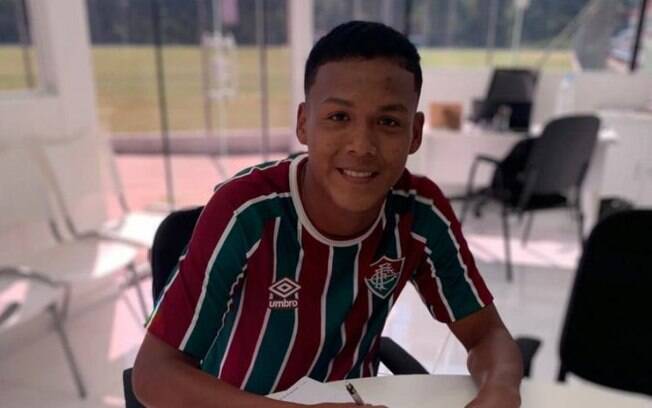 Com multa milionária, Fluminense renova com Rafael Monteiro até o fim de 2025
