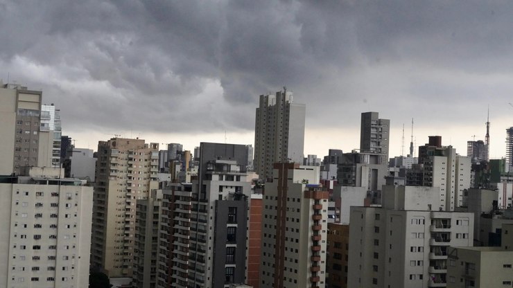 SP: chuvas diminuem, mas tempo segue frio e com nuvens hoje (24)