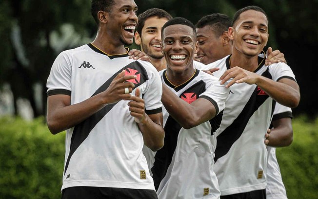 Rayan comemora um dos gols do Vasco com seus companheiros