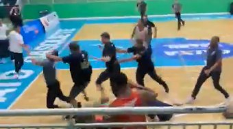 Confus%C3%A3o%20em%20jogo%20termina%20com%20%C3%A1rbitro%20agredido