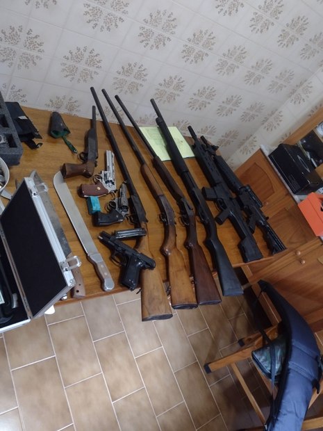 Homem é preso em Serra Negra com arsenal de armas e R$ 50 mil em espécie
