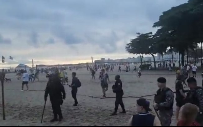 Torcedores de Fluminense e Boca Juniors brigam na praia de Copacabana