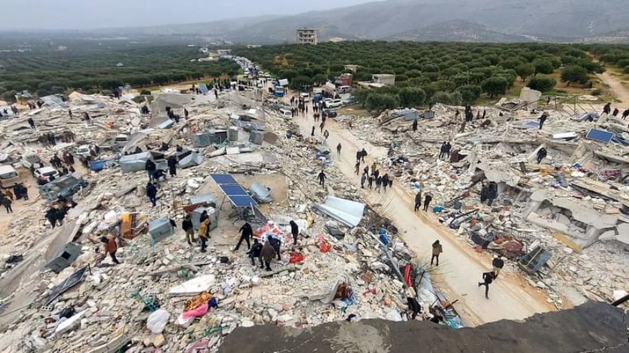 Complexo Basinya, que abriga mais de 120 famílias, na cidade de Salqin, na Síria, foi destruído pelo terremoto