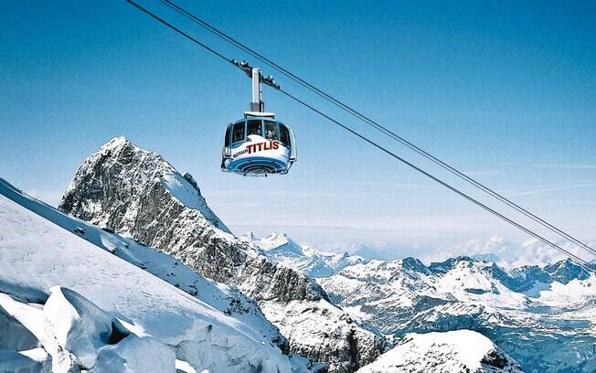 Em Monte Titlis, na Suiça, é possível fazer um passeio de teleférico 