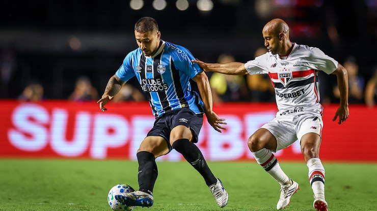 São Paulo vence Grêmio em estreia de camisa polêmica