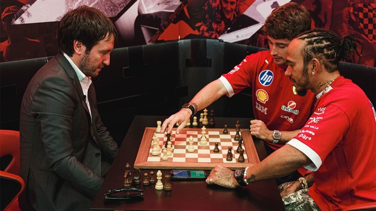 Dupla da Ferrari brinca no xadrez e é detonada pelos torcedores