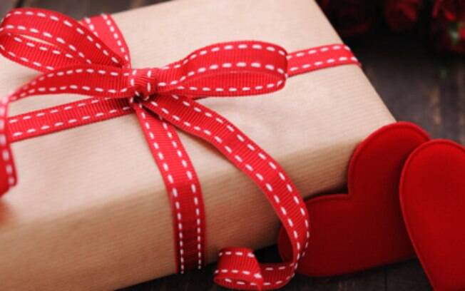 Segundo pesquisa, maioria dos entrevistados pretendiam gastar até R$ 350 com presente do Dia dos Namorados
