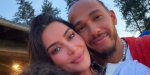 Kim Kardashian surge com filhos e Lewis Hamilton em momento raro