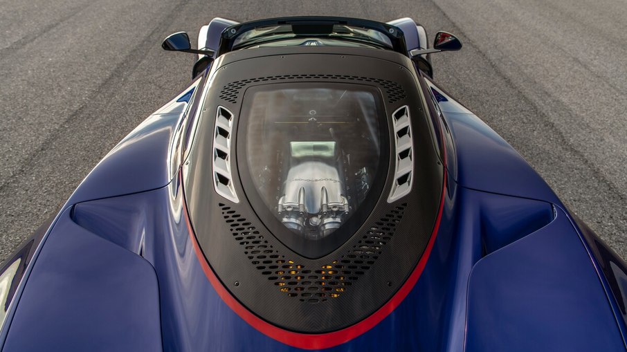 Motor V8 biturbo “Fury” do Hennessey Venom F5 visto sob a tampa traseira transparente.