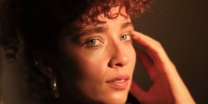 “Ser artista no Brasil é um ato de coragem”, diz Leticia Laranja