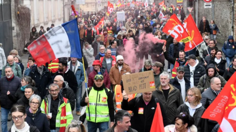 Manifestantes franceses fecham acesso do aeroportoCharles de Gaulle contra a Reforma da Previdência de Macron