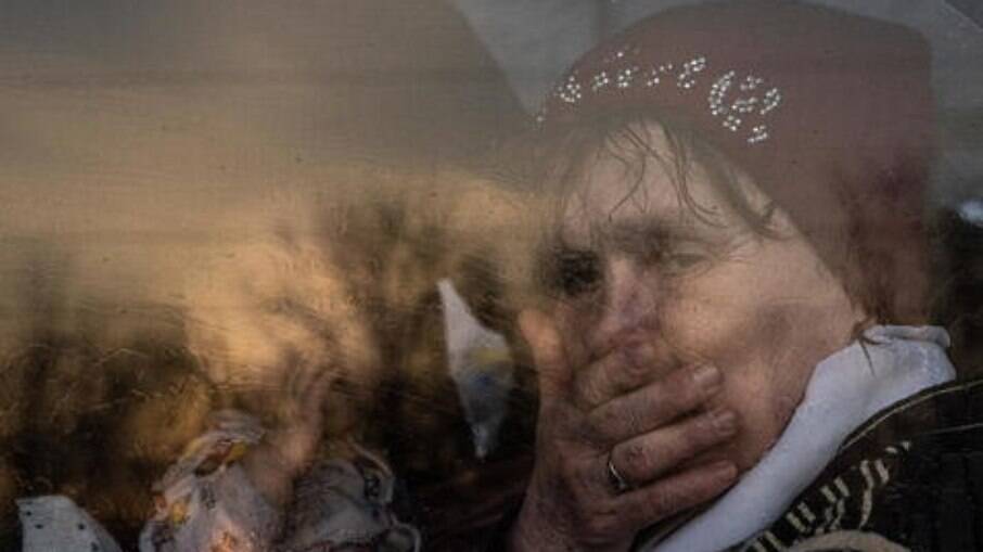 Mulher foge da guerra na Ucrânia