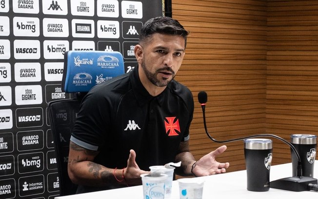 Emiliano Díaz avalia vitória do Vasco contra o Botafogo: “Clássico é vida ou morte”