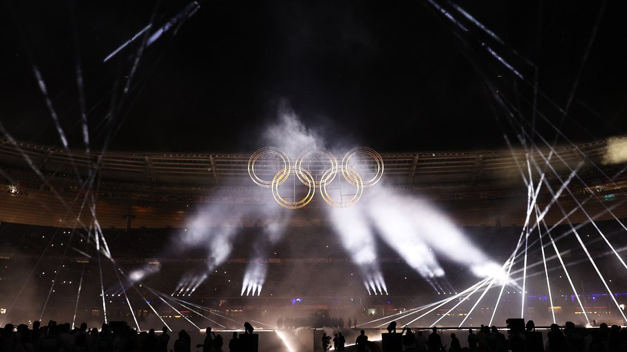 Anéis olímpicos no meio do palco do Stade de France