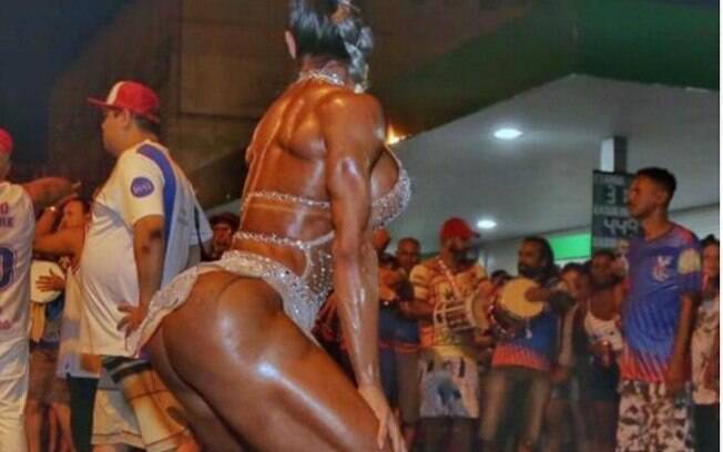 Gracyanne Barbosa impressiona com corpão durante ensaio para carnaval