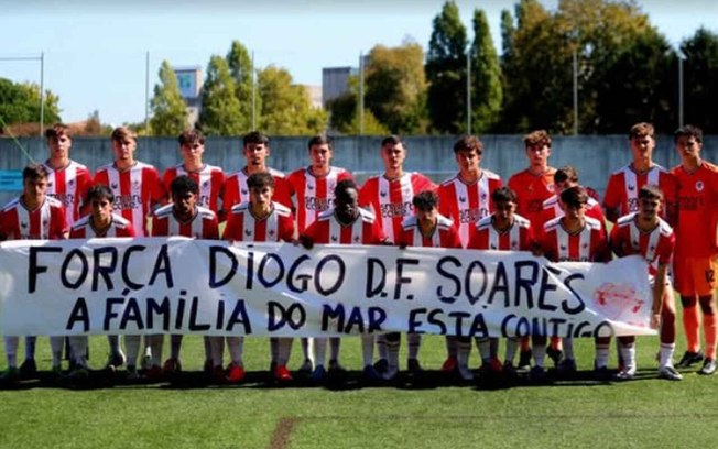 Torcida do Leixões prestou apoio ao treinador, que passa por drama com doença do filho