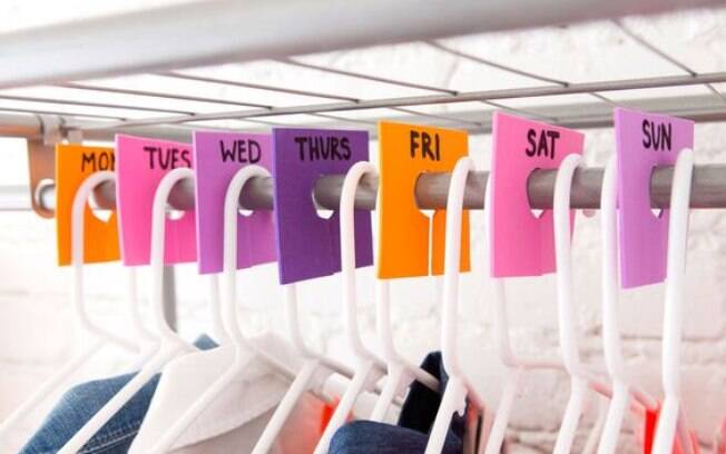 Que tal separar todos os conjuntos de roupas que você vai usar durante a semana toda no fim de semana?