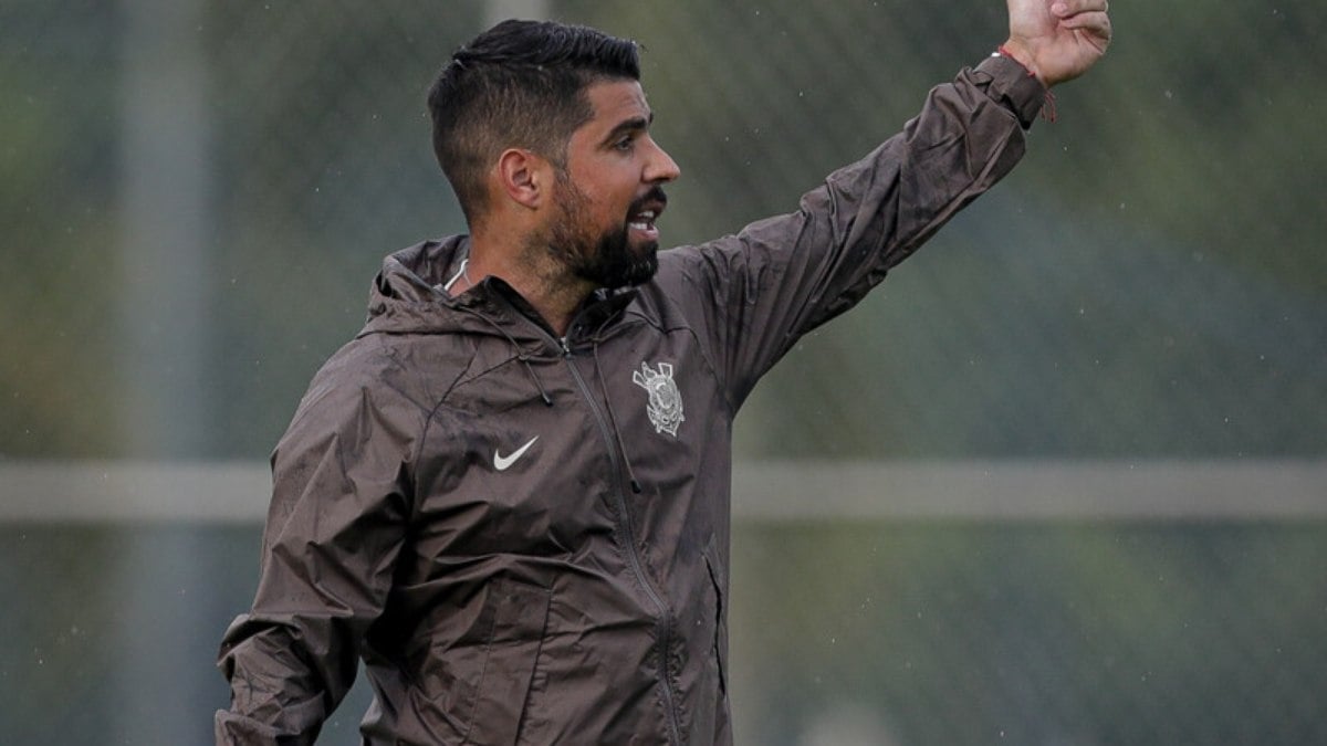 Corinthians busca nome para substituir António Oliveira