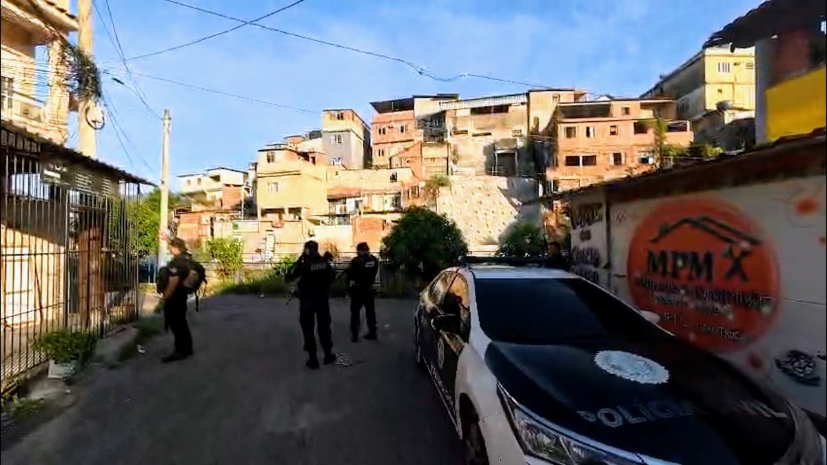 Policiais civis cumprem mandado de prisão contra suspeitos do Comando Vermelho Policiais civis cumprem mandado de prisão contra suspeitos do Comando Vermelho
