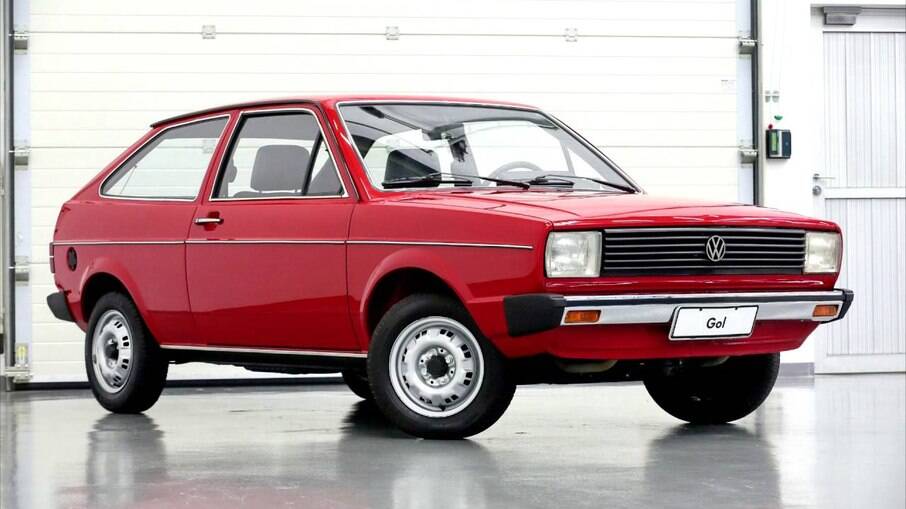 Primeira geração do VW Gol, lançada em maio de 1980, vinha com motor 1.3, refrigerado a ar, com carburador simples