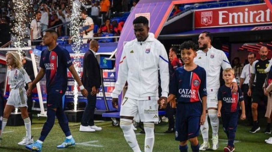 Ernest Nuamah (direita) entra em campo pelo Lyon para enfrentar o PSG