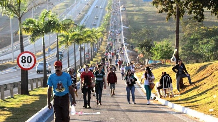 Nesta rodovia de Goiás milhões deixam os carros para caminhar