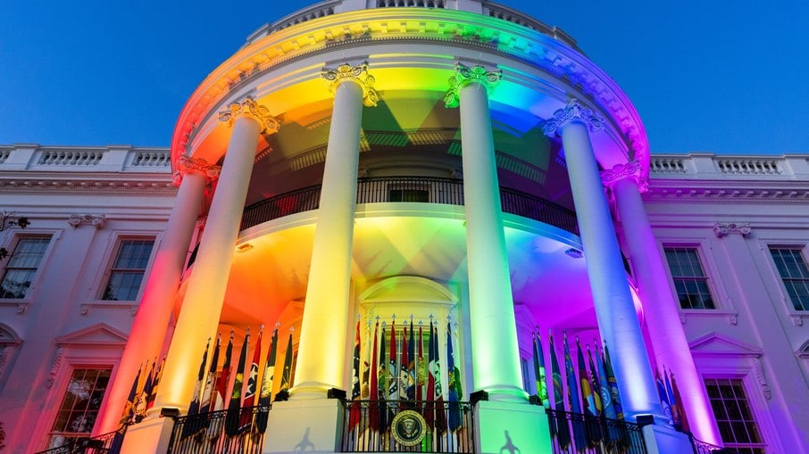 A Casa Branca, nos Estados Unidos, foi iluminada pelas cores do arco-íris para celebrar a sanção do casamento LGBTQIA+
