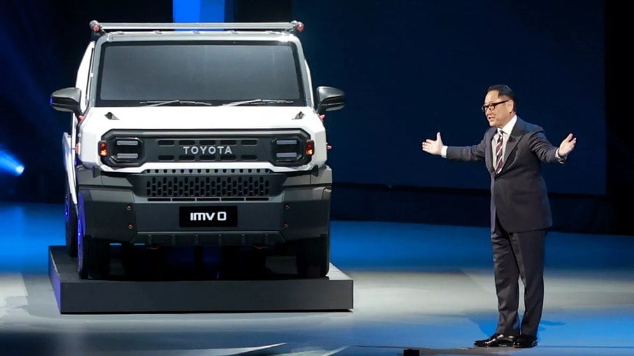 Picape conceito Toyota IMV 0 é apresentada por Akio Toyoda