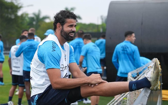 Elenco do Grêmio durante treinamento no CT Joaquim Grava, sua sede provisória