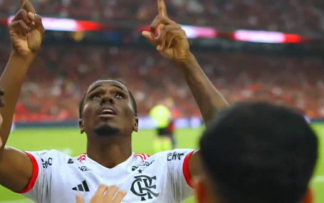 Evertton Araújo comemora o seu gol, aos 54 minutos, que garantiu o 1 a 1 do Flamengo com o Athletico, em Curitiba