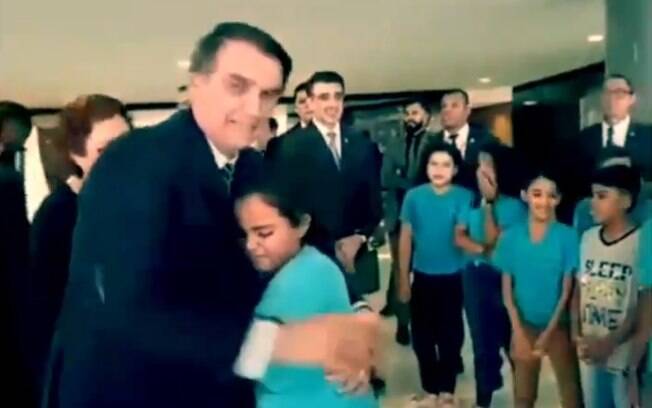 Criança abraça Bolsonaro e cai no choro