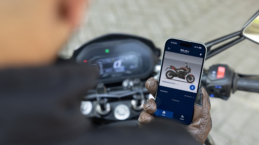 Aplicativo Bajaj Ride Connect permite navegação curva a curva e integração do smartphone ao novo painel. Aplicativo Bajaj Ride Connect permite navegação curva a curva e integração do smartphone ao novo painel.