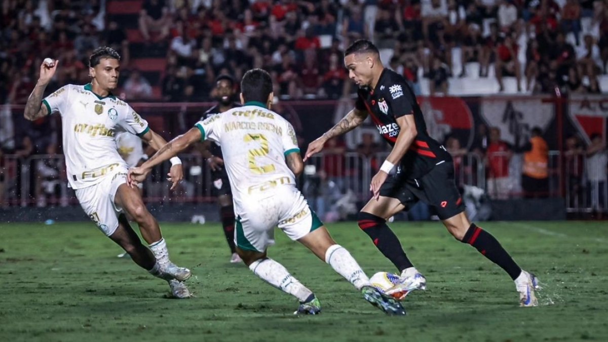 Palmeiras vence Atlétíco-GO e assume a liderança do Brasileirão