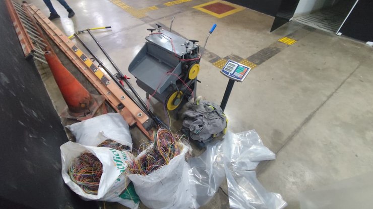 Homem é flagrado com 82 quilos de fios furtados em chácara