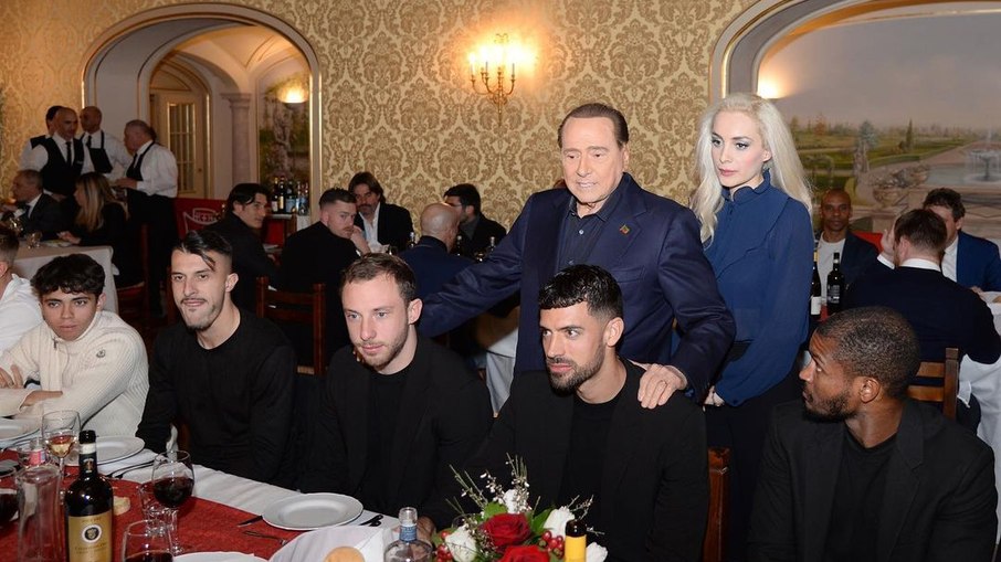 Berlusconi janta com jogadores do Monza