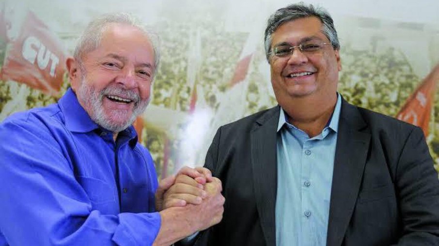 Ministro Flávio Dino cumprimentando Lula