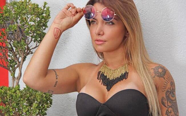 A modelo e atleta fitness Julia Menezes processa a revista Sexy