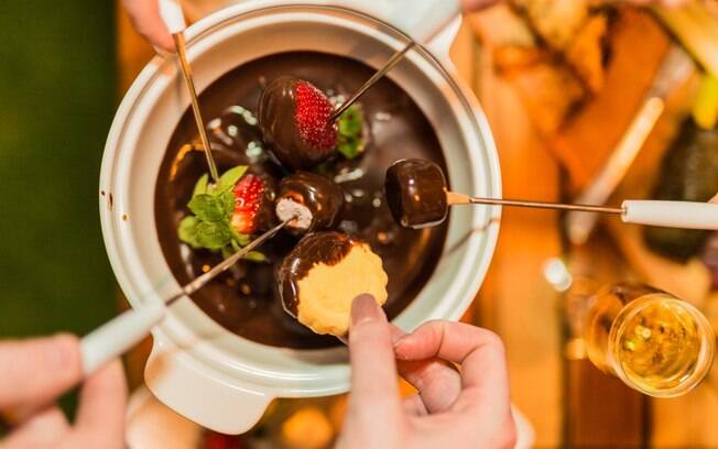Listamos sete receitas de fondue, doce e salgado, para você fazer em casa e curtir o frio com os amigos