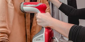 Vaporizador barato é segredo para desamassar roupas rápido