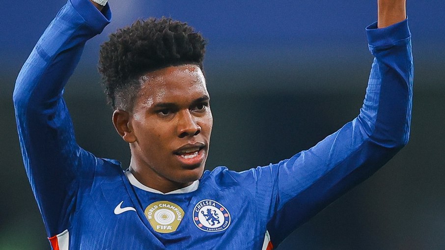 Estêvão celebra gol contra o Liverpool, primeiro pelo Chelsea